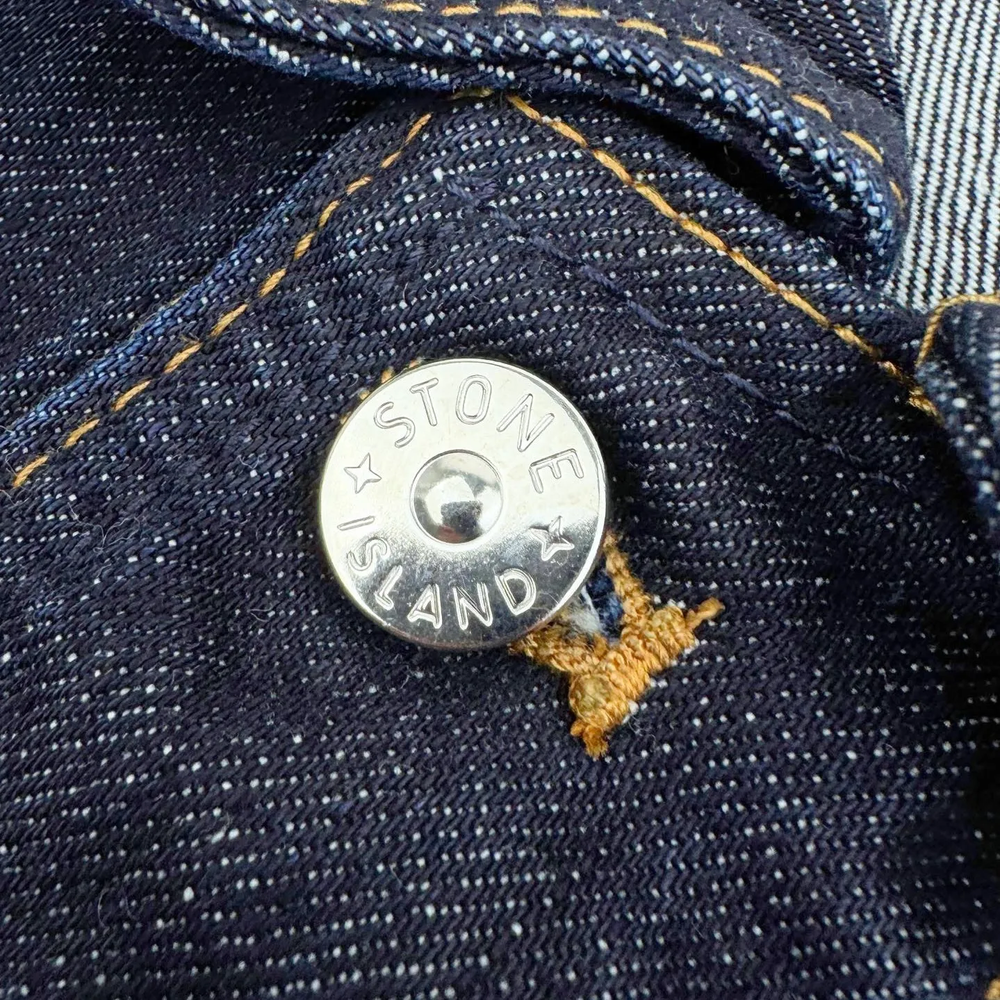 P490 Stone island double-pocket badge denim jacket (blue). The original purchase was RMB 6,300. The fabric is made of custom-made high-density twill denim. It is full of texture and comfortable to the skin. It uses classic indigo denim as the main tone. It has a retro charm and modern fashion sense. The front chest pocket is cut into the front with a golden ratio. A pragmatic reconstruction of the ritual sense. The iconic Stonesland badge is embellished on the sleeve, like a unique medal, highlighting the brand's imprint. Simple lines outline a neat silhouette, outlining a casual and free style. The workwear gene is infused with luxury DNA, simple charm, versatile charm, using imported machine embroidery technology. Using advanced computer control systems and precision mechanical components to realize the Stonesland badge embroidery operation with high precision. The lines are smooth and delicate. The whole garment is washed with Zhongxiao. Use a special solution to remove stains and slight fading. Snow wash to remove fading through strong washing. To make the color more uniform, the entire piece of clothing is stitched using an embedded clamp machine. The embedded clamp machine can control the distance between the two needles by changing the needle position, so that the stitching can be seamless, smooth and tidy. Size:S-M-L-XL